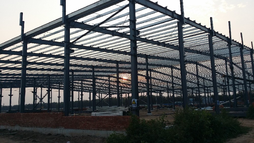 在建造鋼結構建筑時除了價格還需要注意哪些問題